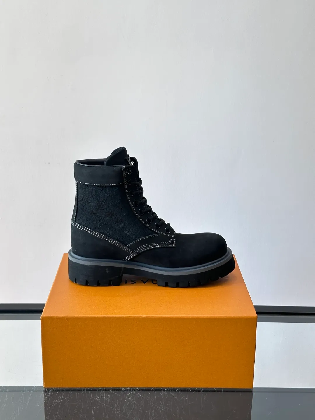 [L Home] Top P: 920💰 Size: 39-44 (45 can be customized) LOUIS VUITTON Louis Vuitton ss25 LV Donkey brand new thick-soled lace-up big-toe shoes men's casual shoes high-top short boots. These boots are crafted from top-grain calf leather for a lightweight and comfortable fit. The thick EVA outsole is embellished with eye-catching ridges, and the trendy attitude of being both strong and soft makes it an everyday choice. ✔Upper: imported first-layer cowhide ✔Lining: cowhide ✔Outsole: original molded outsole Size: 39-45